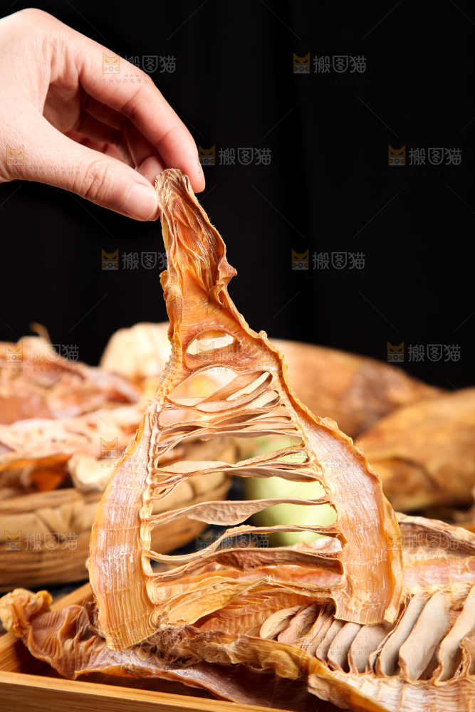 手里拿着冬笋片
