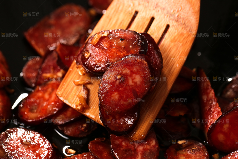 锅里炒着熏腊肠