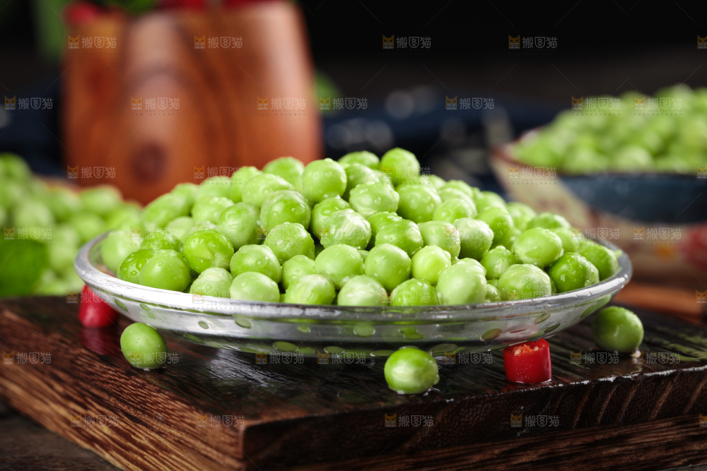 盘子里装着青豌豆