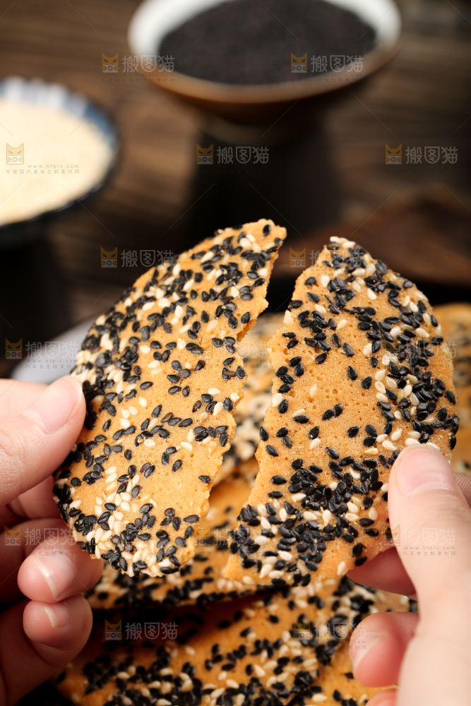 手里拿着芝麻薄脆饼