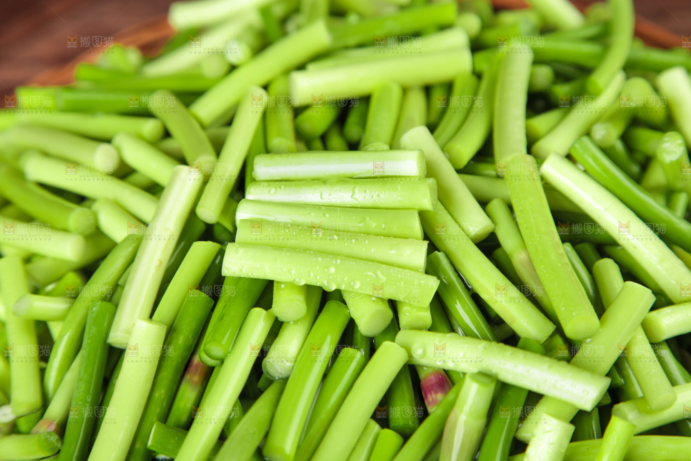 深底上放着新鲜蒜苔段