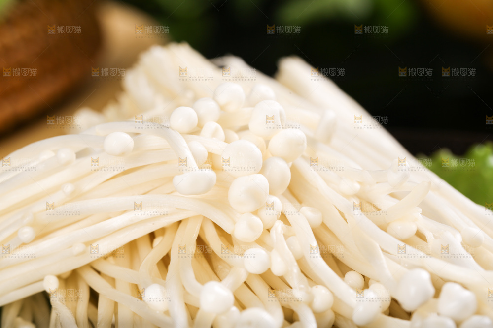 木底上放着一盘金针菇