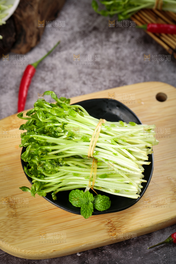 木板上放着豌豆芽
