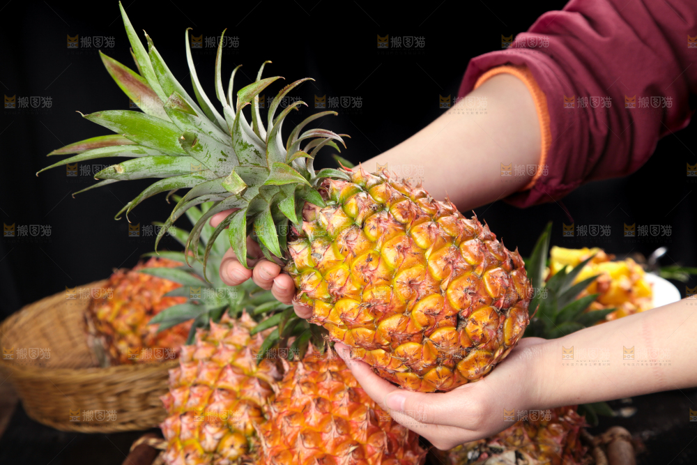 篮子里装着海南金钻凤梨