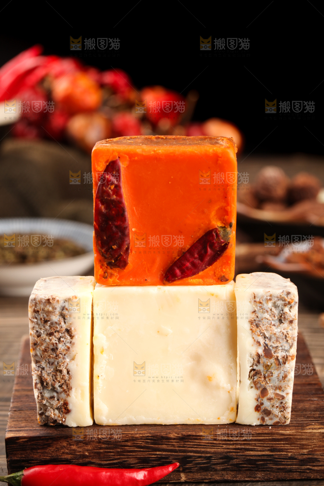 深底上放着鸳鸯火锅底料