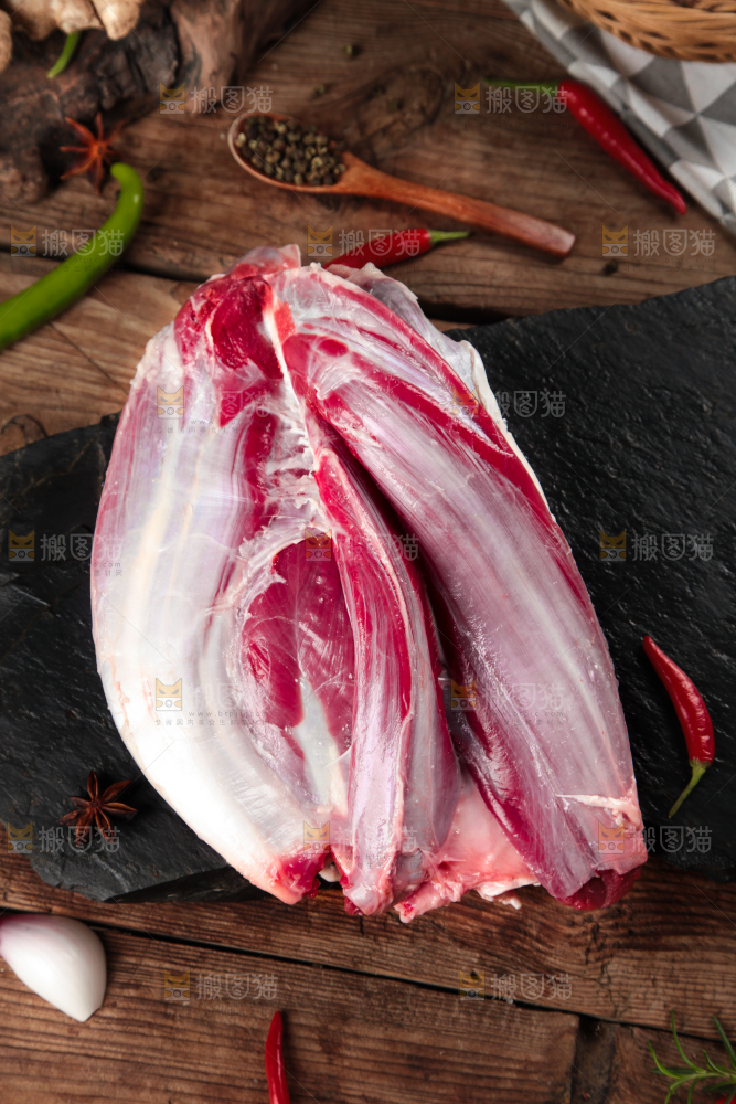木板上放着牛腱子肉