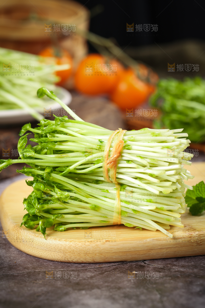 木板上放着豌豆芽
