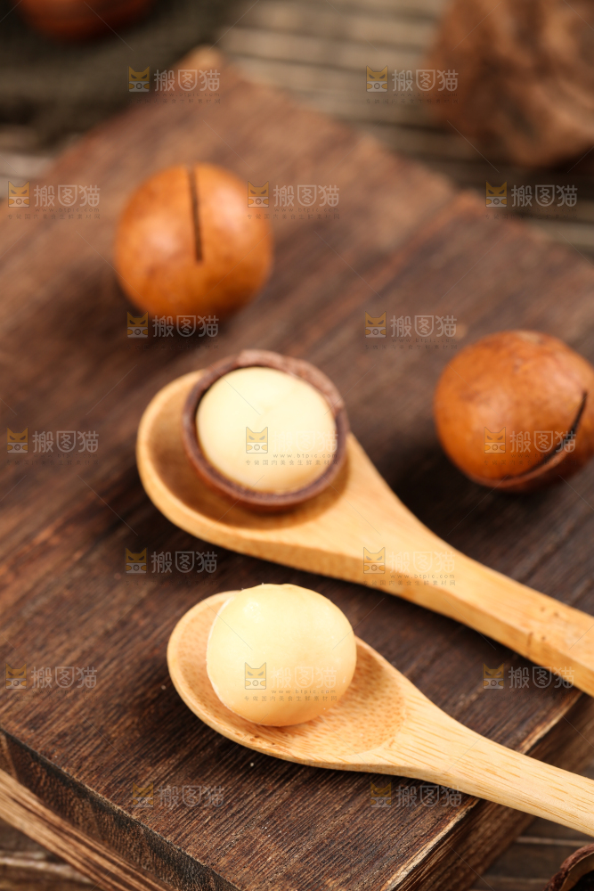 勺子里的夏威夷果果仁