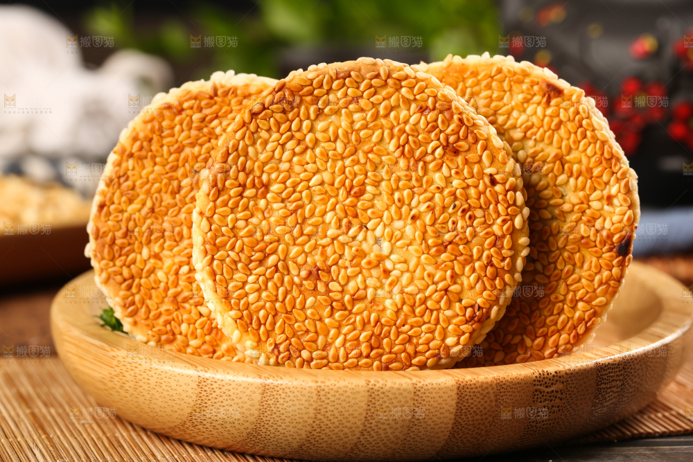 盘子里装着小饼子