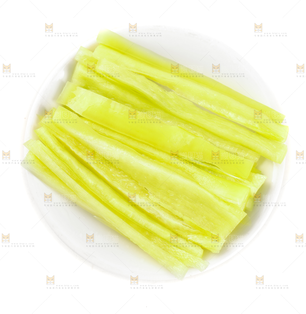 一盘黄辣椒丝放在白底上