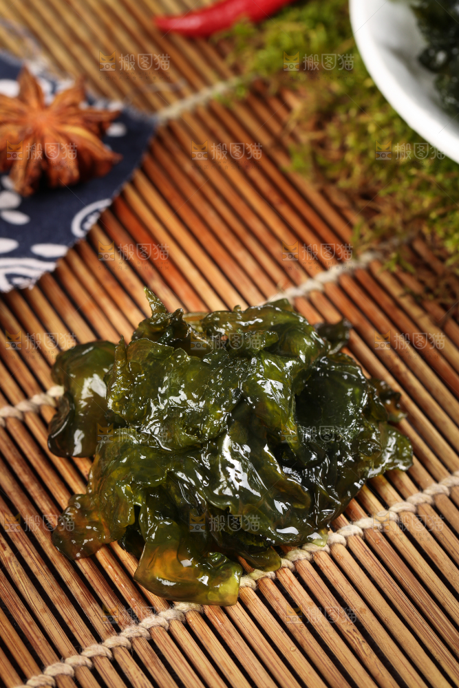 竹底上放着野生地皮菜