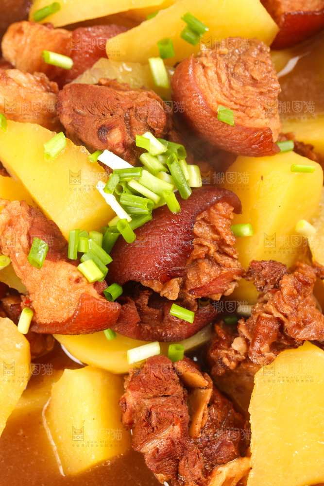 碗里装着土豆炖肉