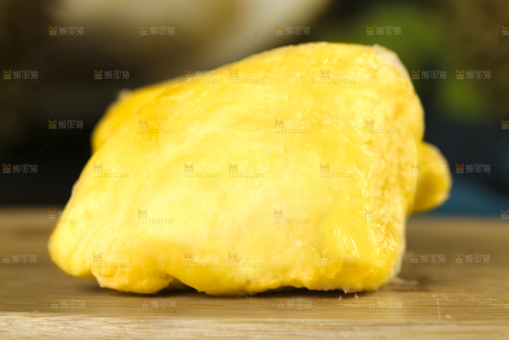 木板上放着榴莲果肉
