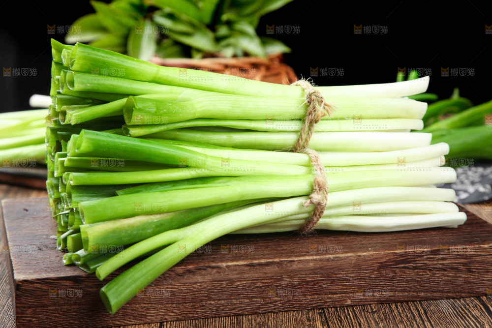 木底上的新鲜大葱