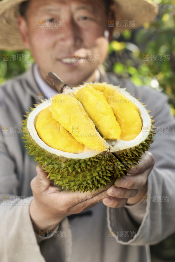 手里拿着新鲜榴莲