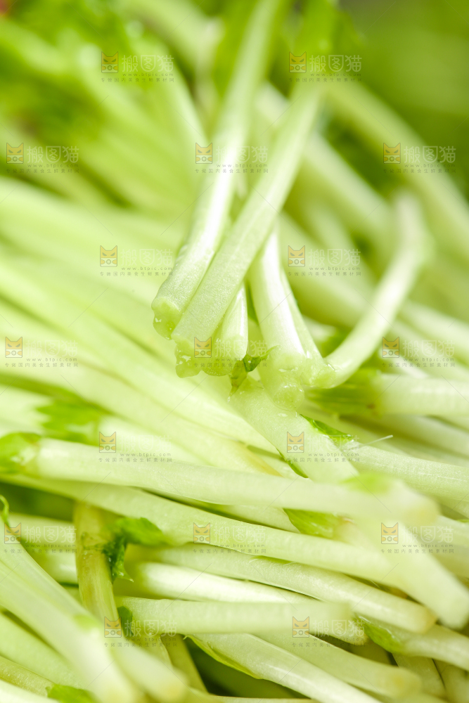 木板上放着豆苗菜