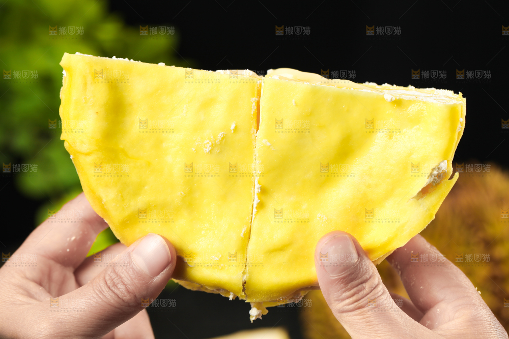 手里拿着榴莲千层饼