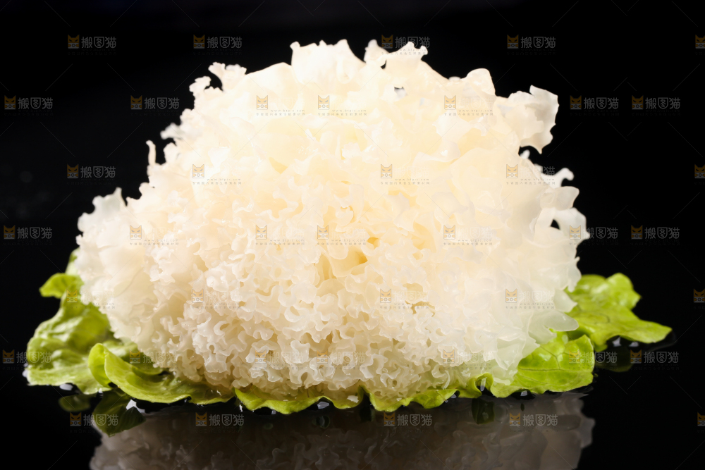 白底上放着古田银耳