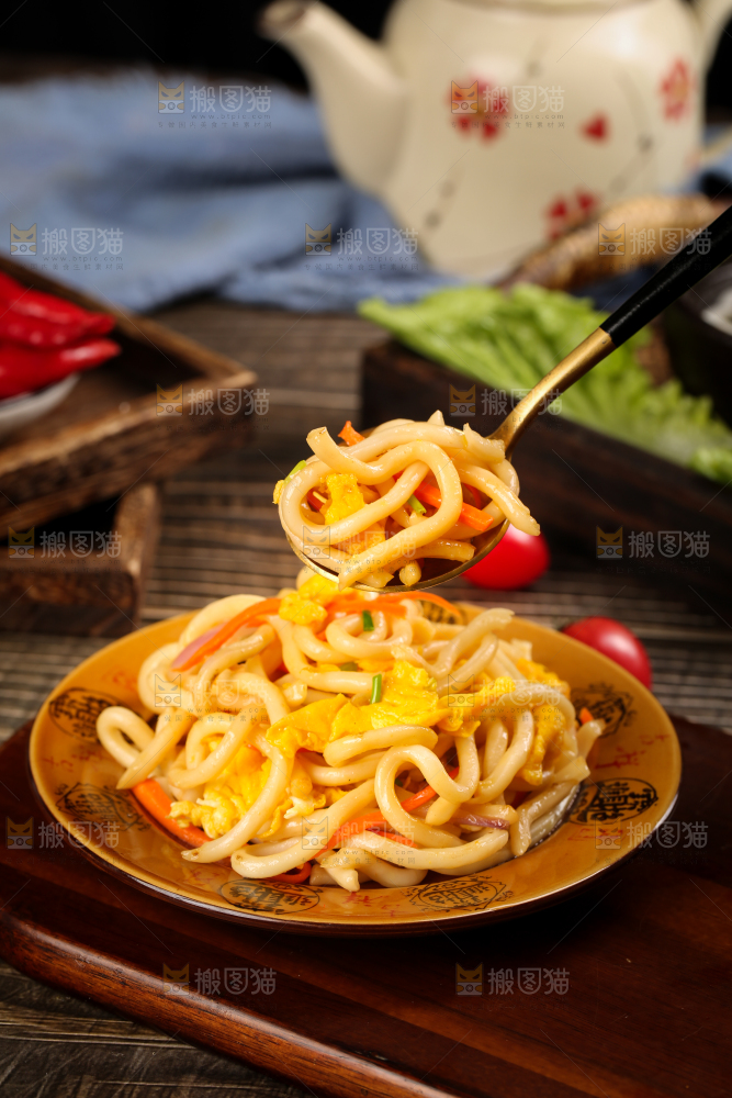 盘子里装着乌冬面炒鸡蛋