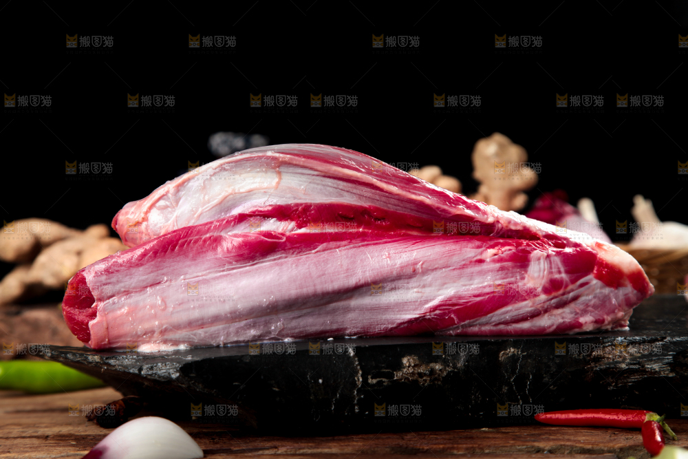木板上放着牛腱子肉