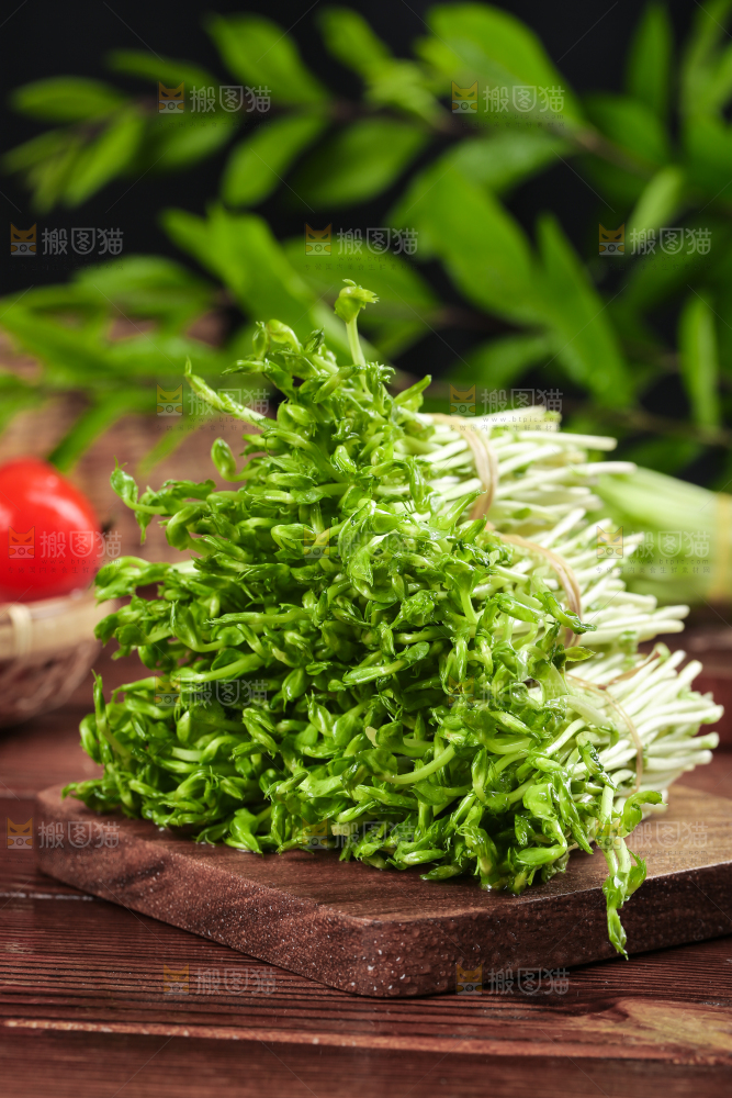 木板上放着豌豆芽