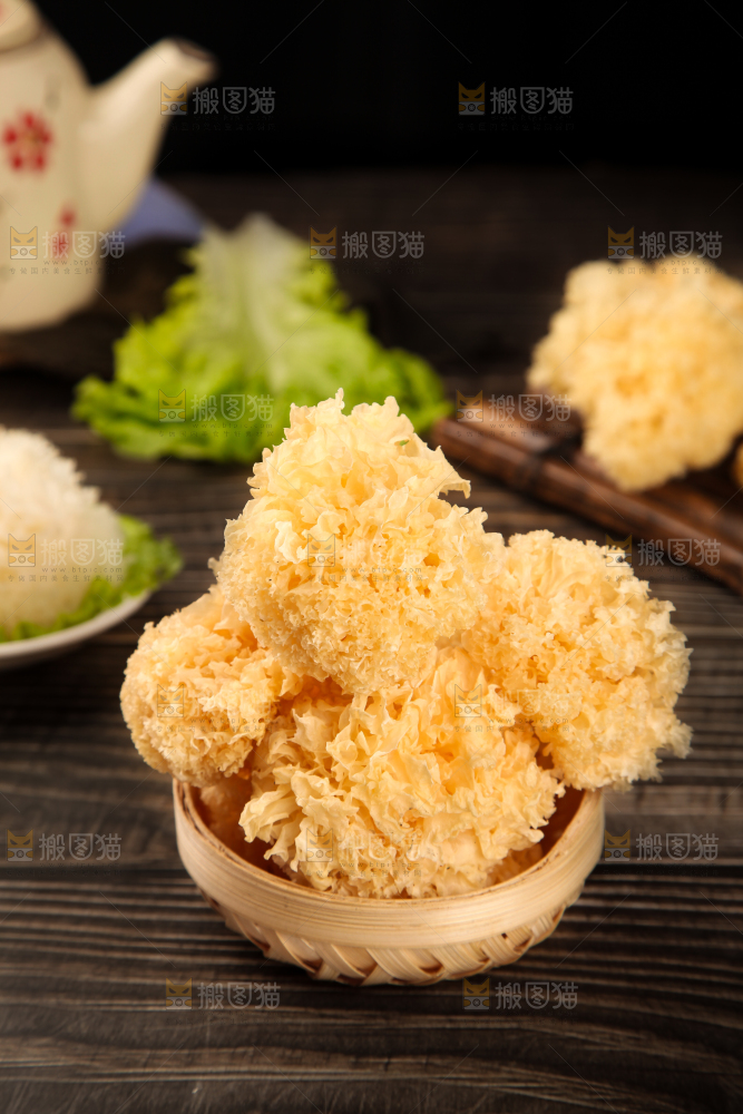一筐糯银耳放在木底上