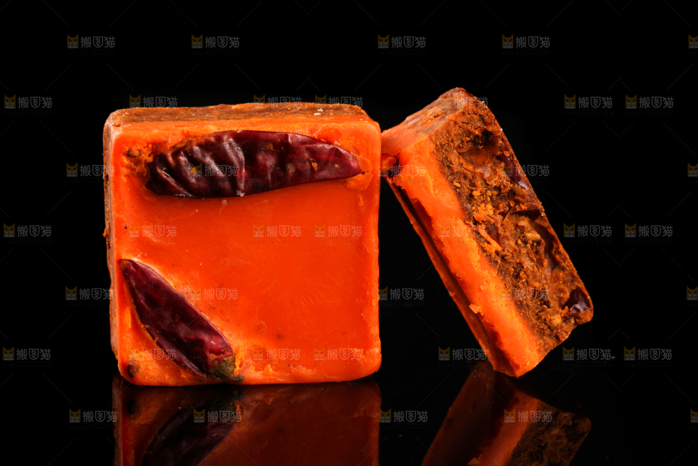 黑底上的红油火锅料