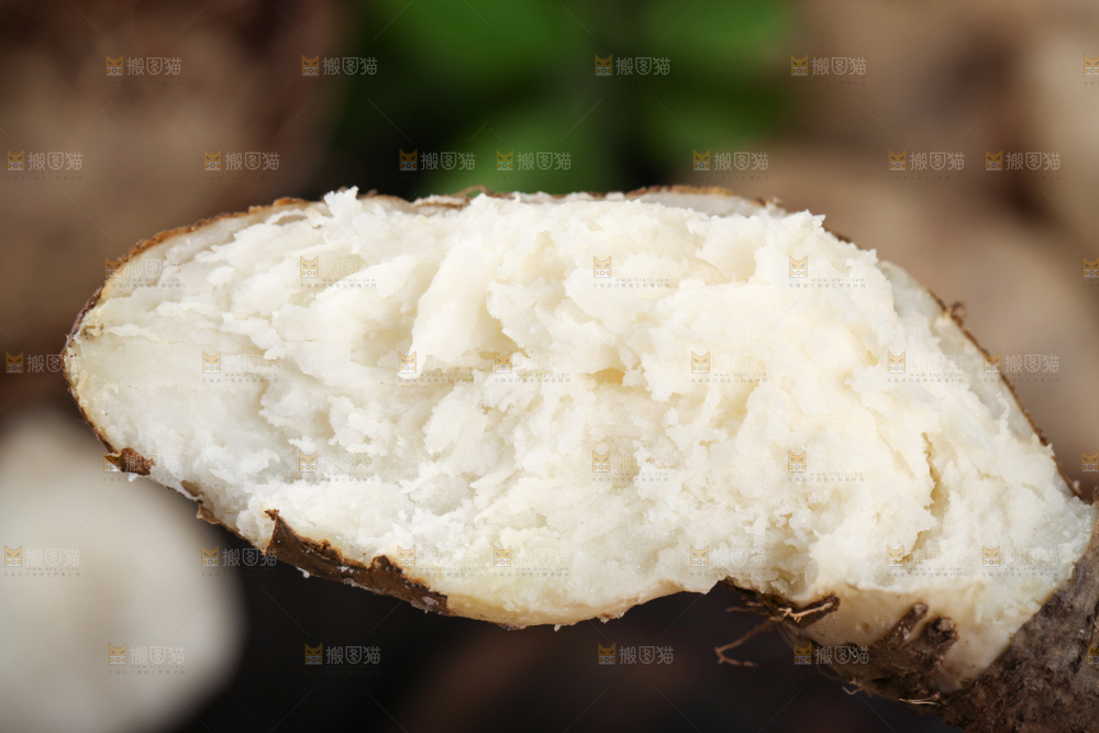 深底上的熟毛薯