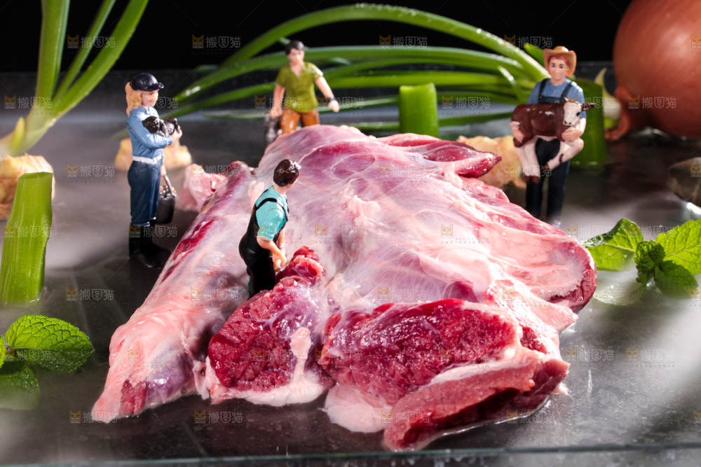 盘子里装着牛腿肉