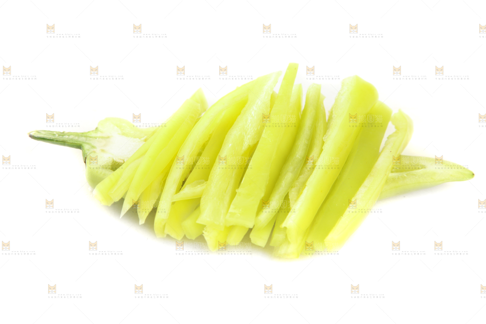 新鲜的黄辣椒丝放在白底上