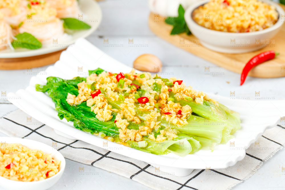 格子布上放着一盘蒜蓉生菜