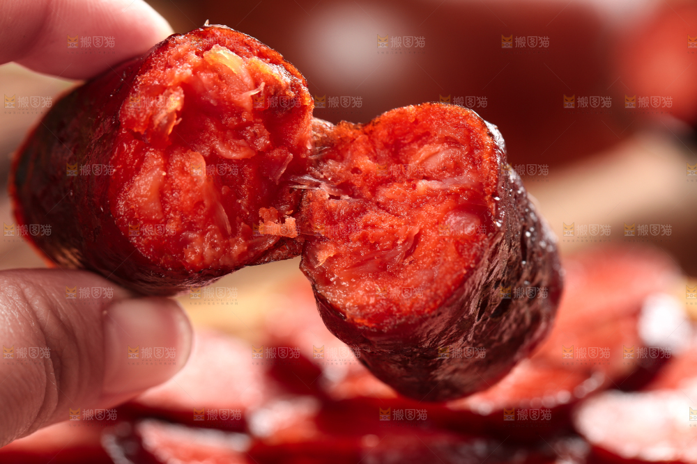 手里拿着熏肉肠