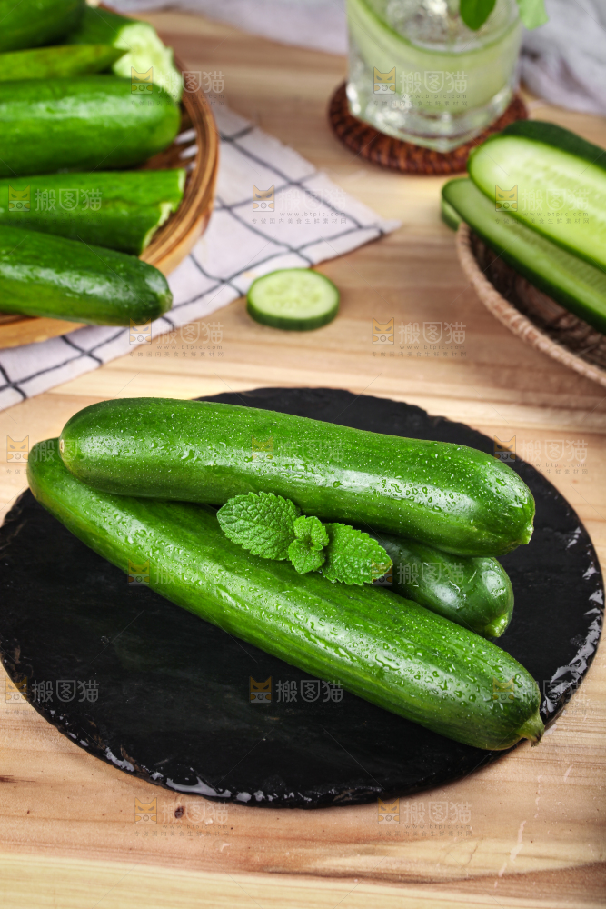 石板上放着水果小黄瓜