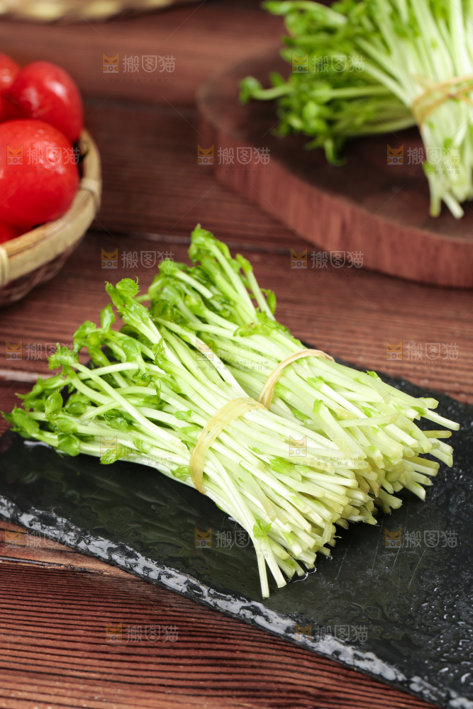 黑石板上的豌豆芽苗菜