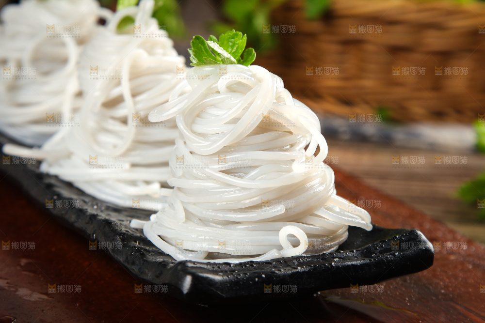 木底上放着一碗纯红薯粉条