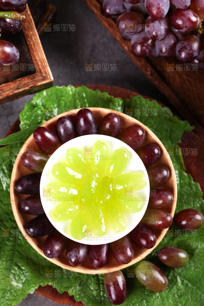 盘子里装着云南茉莉香葡萄