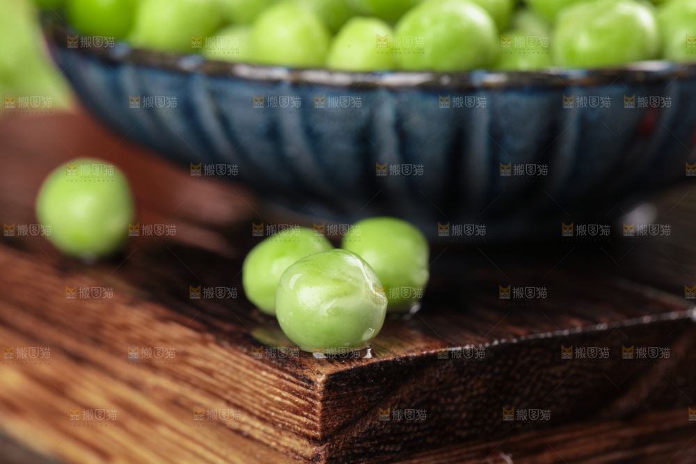 盘子里装着青豌豆