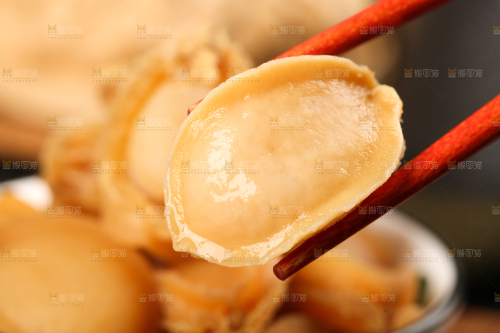 筷子夹着干鲍鱼