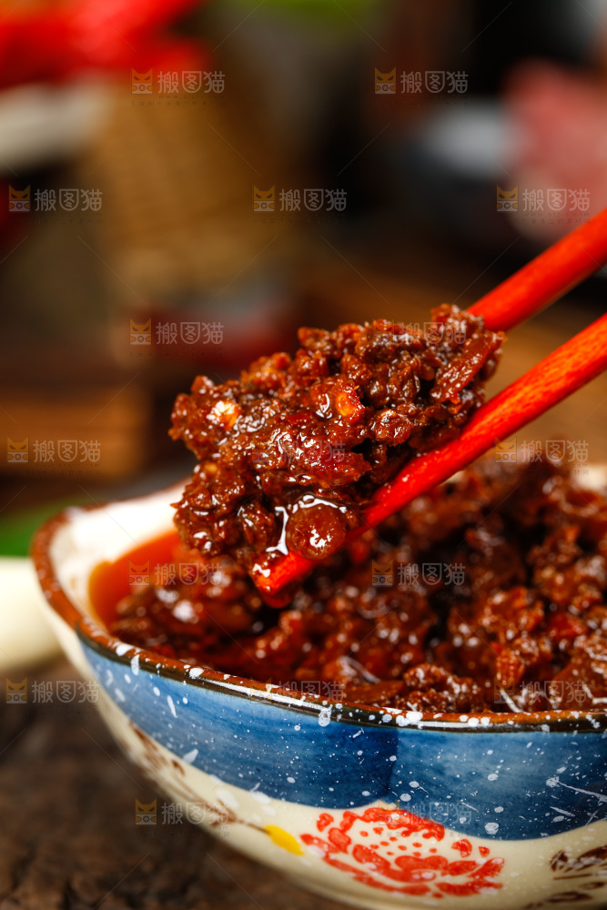 筷子夹着辣椒酱