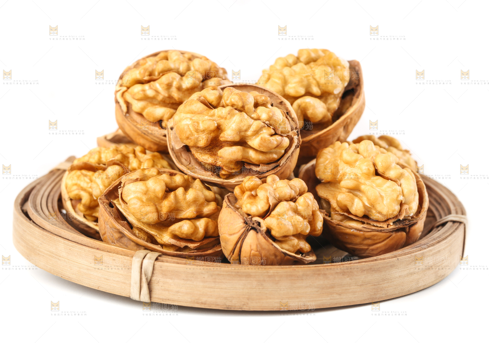 一盘剥开的云南核桃放在白底上