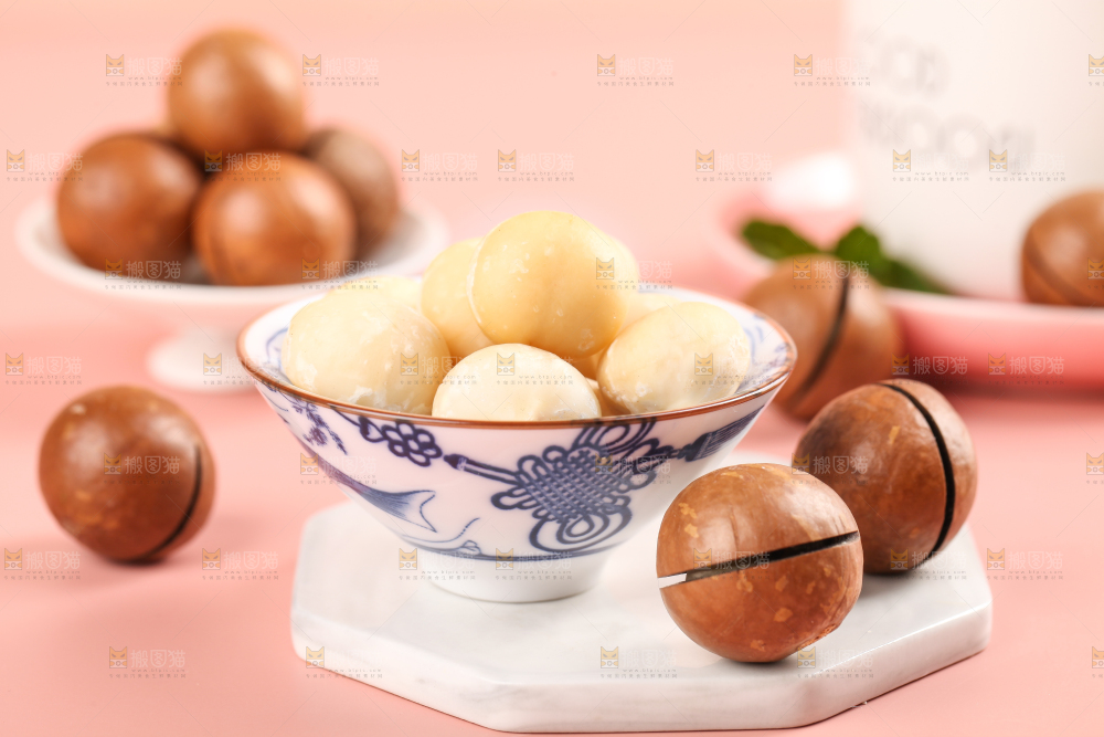一碗奶香味夏威夷果放在石板上