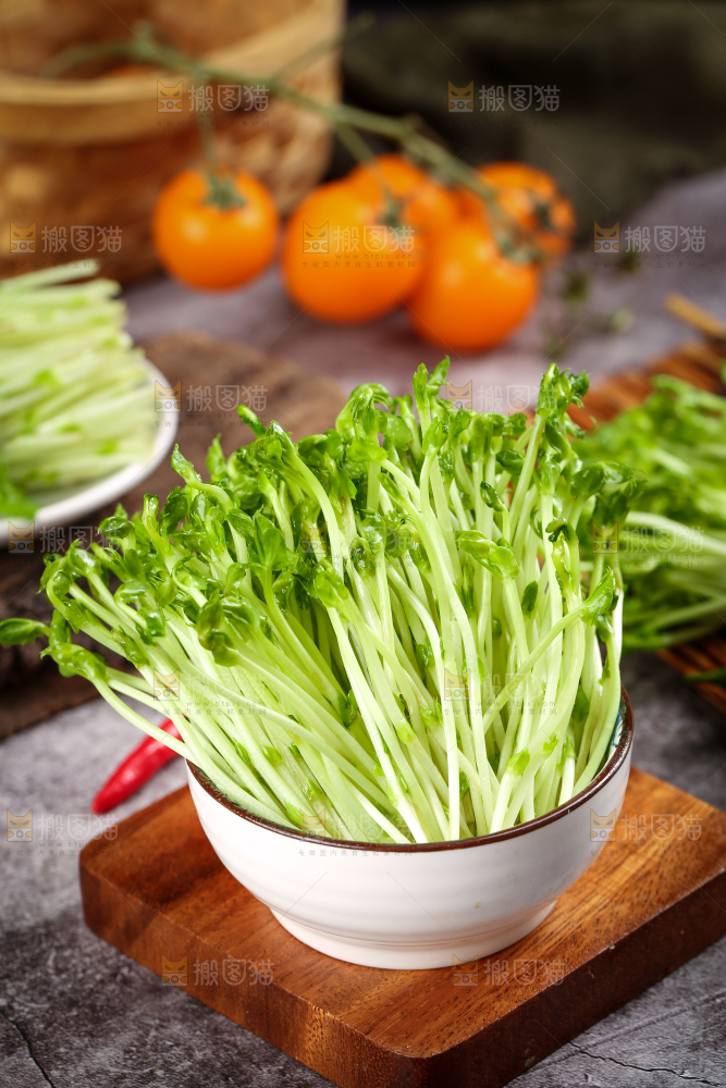 碗里装着豌豆芽菜