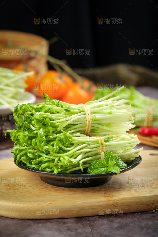 木板上放着豌豆芽