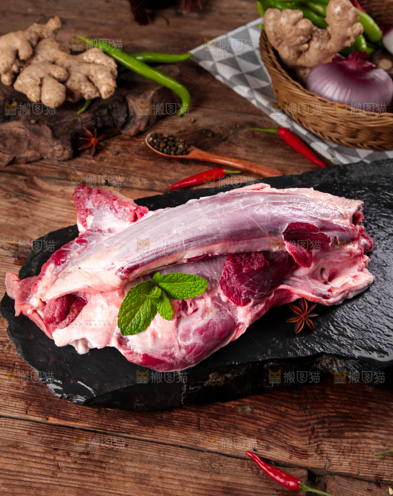 黑石板上的草原散养牛腿肉