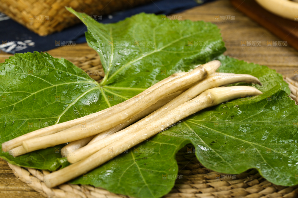 荷叶上放着洪湖藕带