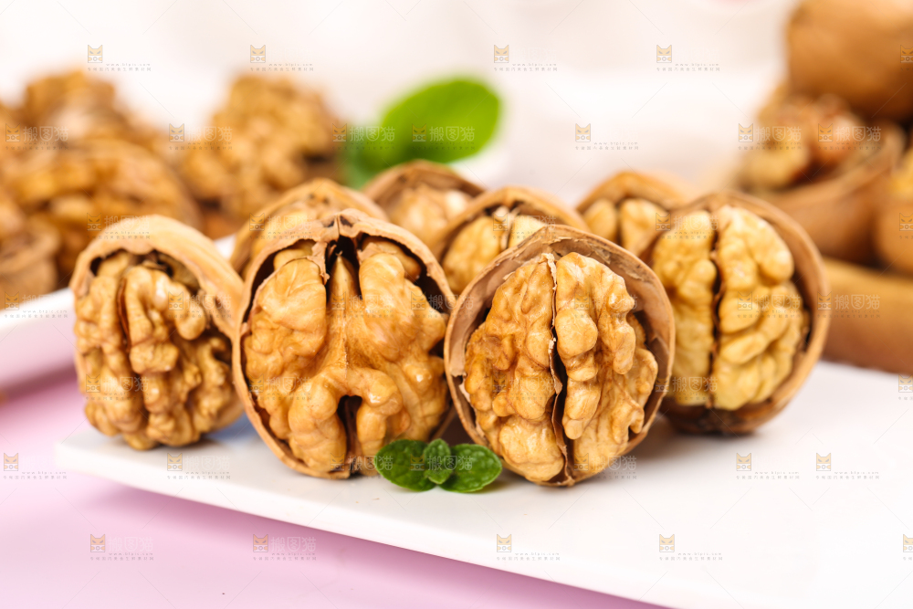 盘子里剥开的纸皮核桃