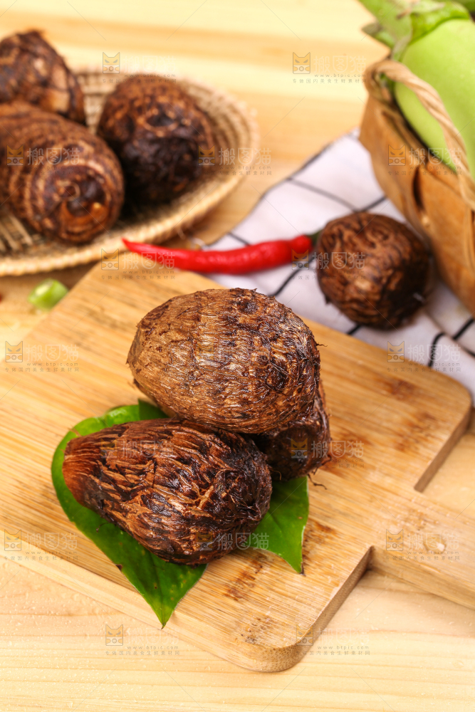 木板上的新鲜小芋头
