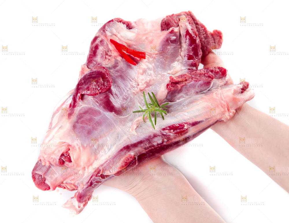 手里拿着新鲜牛肉