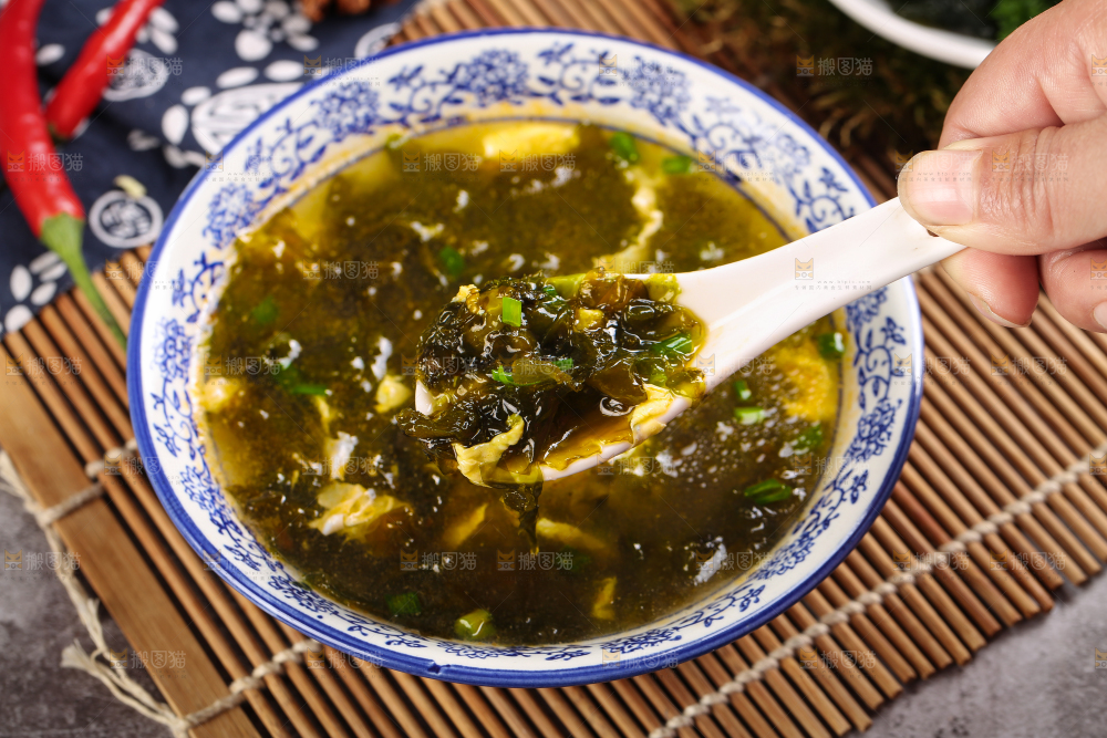 碗里装着地皮菜鸡蛋汤