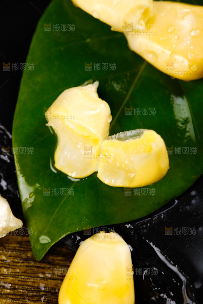 深底上放着玉米粒